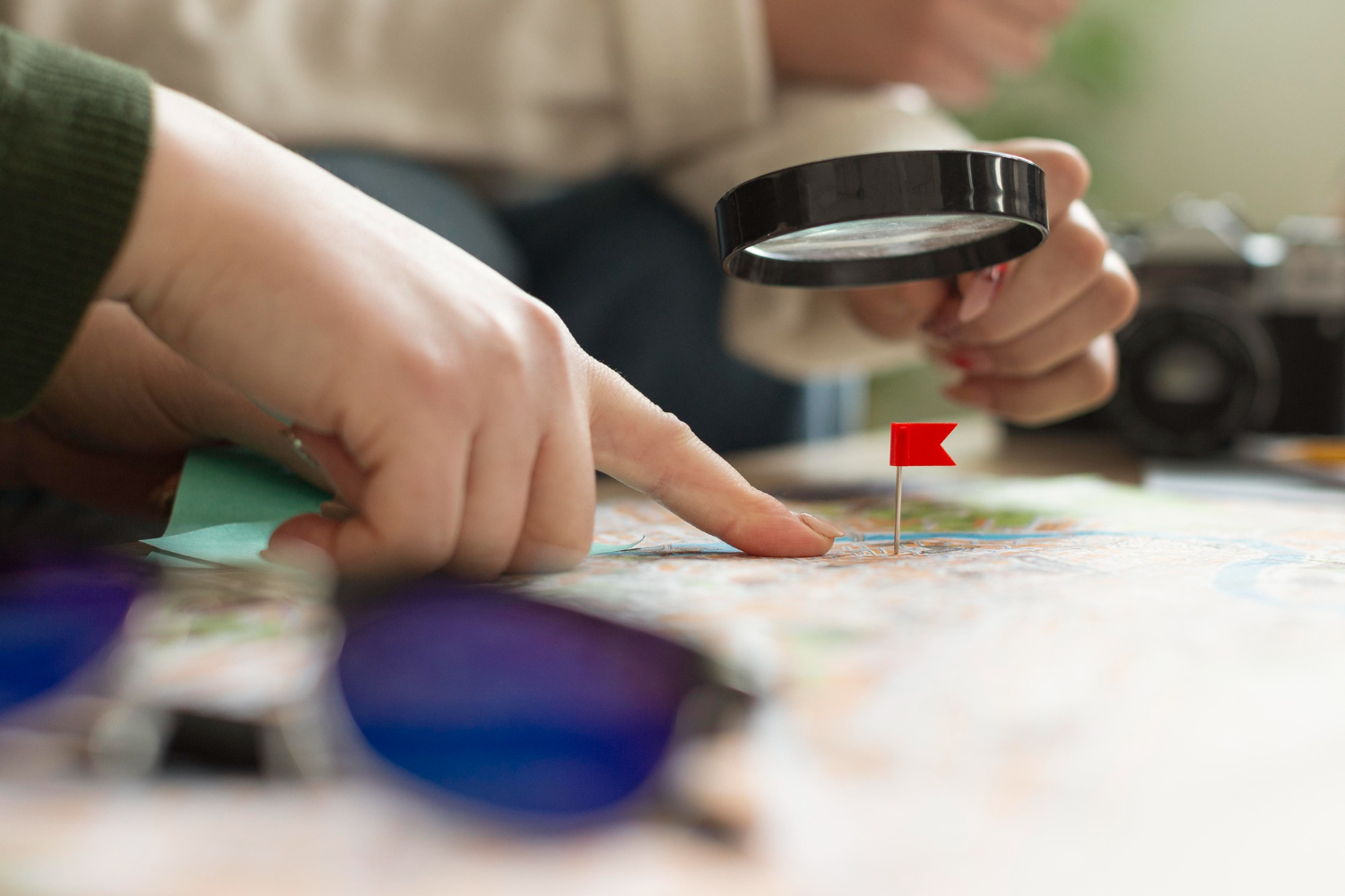 Imagem ilustrativa sobre SEO local mostrando pessoas buscando um ponto específico no mapa com uma lupa.