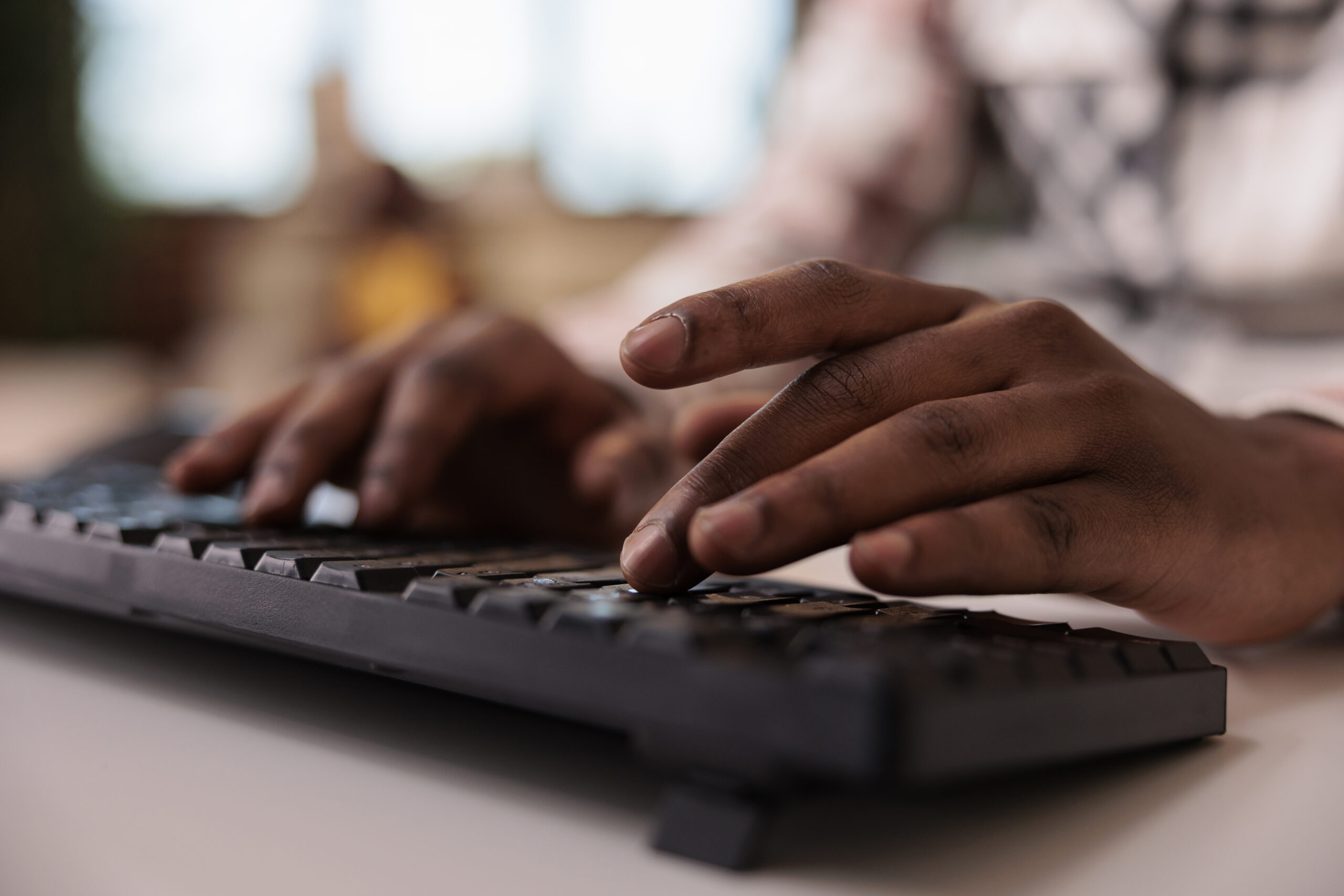 homem trabalhando com produção de conteúdo para sites usando um teclado