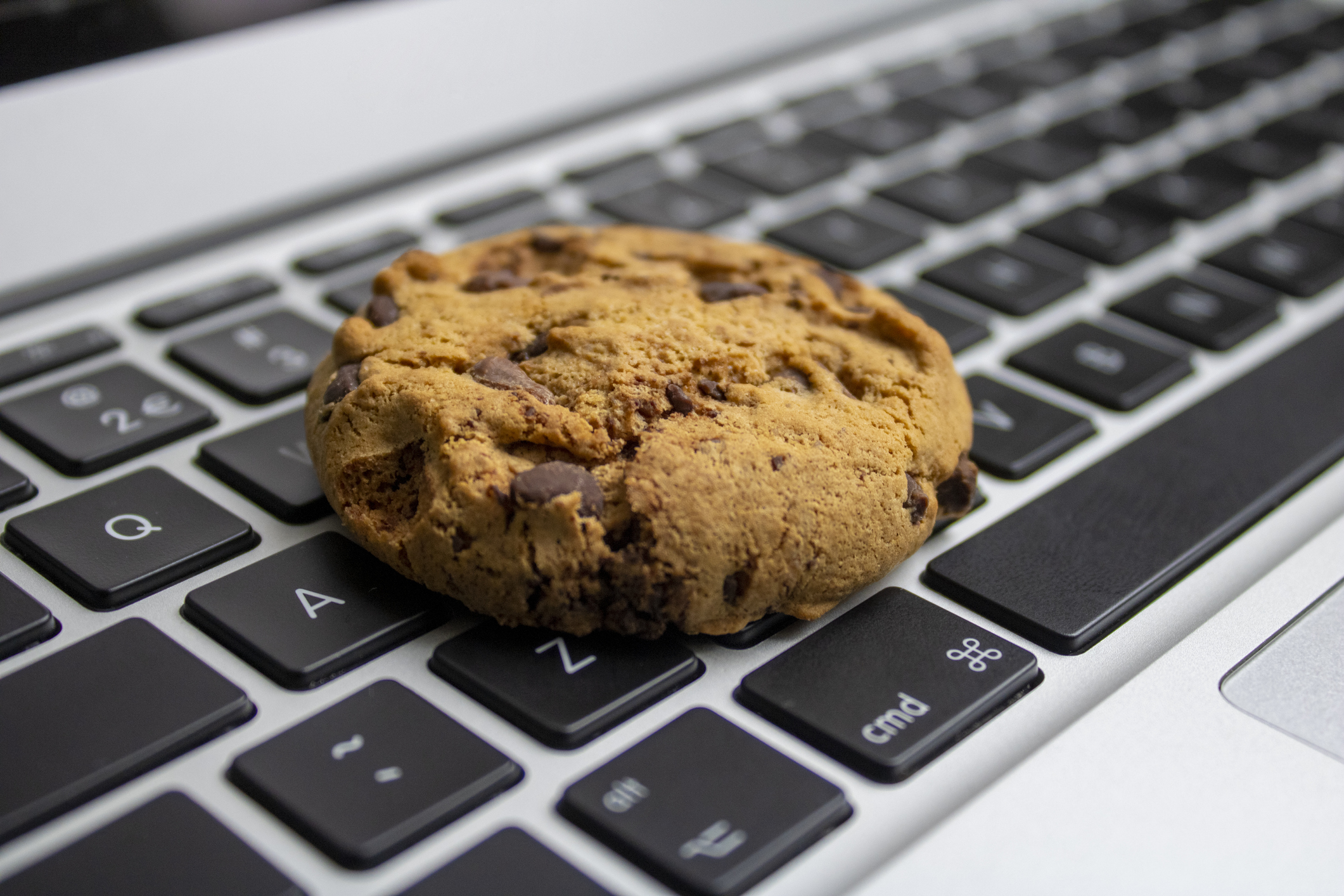 biscoito em cima do teclado do computador, representando o que são cookies de internet