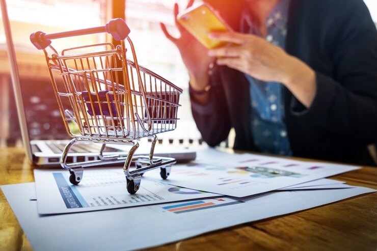 1.3. Criação de Lojas Virtuais 1 cropped image woman inputting card information key phone laptop while shopping online 1423 68