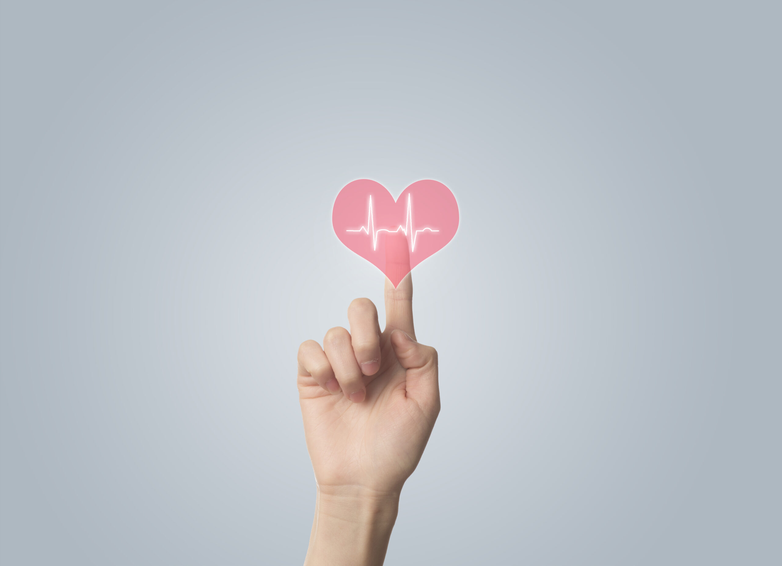 Mão tocando um ícone de coração com frequência cardíaca. Imagem sobre site médico.