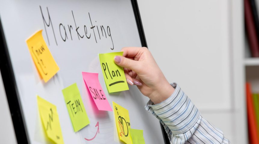 Imagem ilustrativa mostrando uma equipe elaborando um planejamento de marketing para seu cliente.