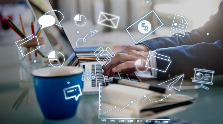 Imagem ilustrativa sobre automação de marketing, mostrando um profissional da área usando diversas automações para otimizar seus processos.