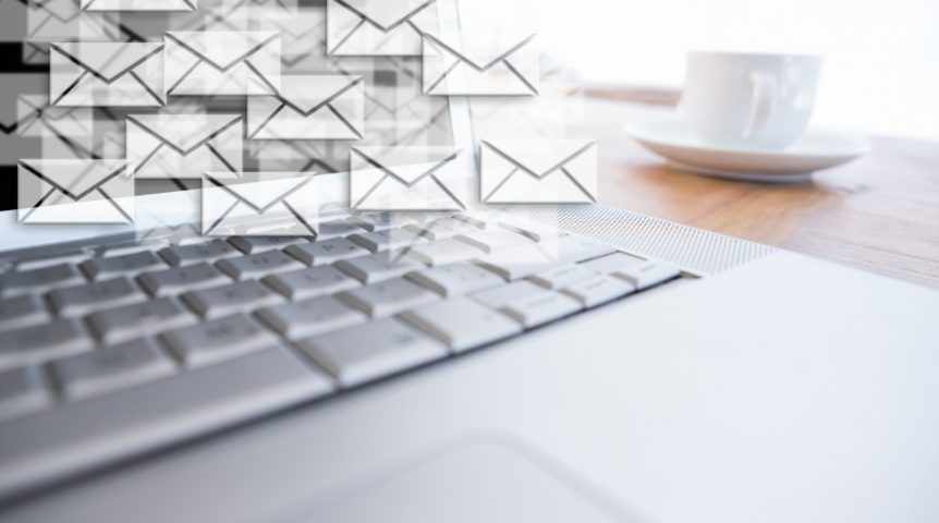 Imagem ilustrando o conteúdo sobre o que é e-mail marketing mostrando um disparo de e-mails.