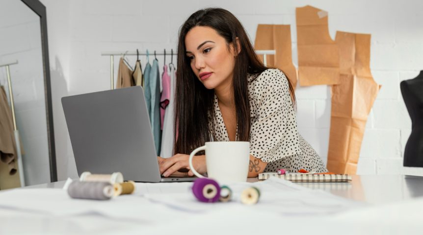 Imagem mostrando uam mulher, dona de uma empresa online, trabalhando ans operações de seu negócio.