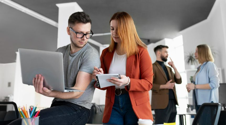 Imagem mostrando os times de marketing e vendas integrados após sua empresa aplicar o conceito de sales enablement, visando a melhoria de seus processos.