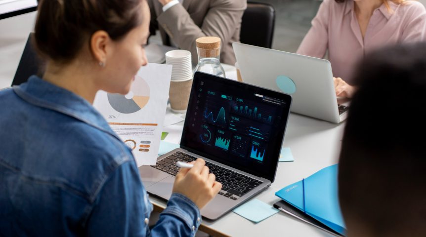 Imagem mostrando a equipe de uma agência de criação de sites trabalhando na transformação digital da empresa de um de seus clientes.