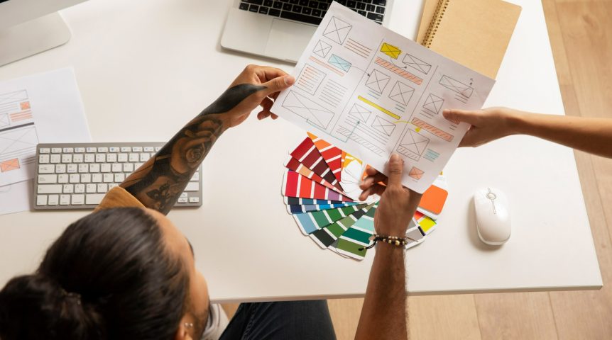 Imagem ilustrativa sobre comunicação visual mostrando dois designers trabalhando na criação de uma comunicação eficaz para um cliente.