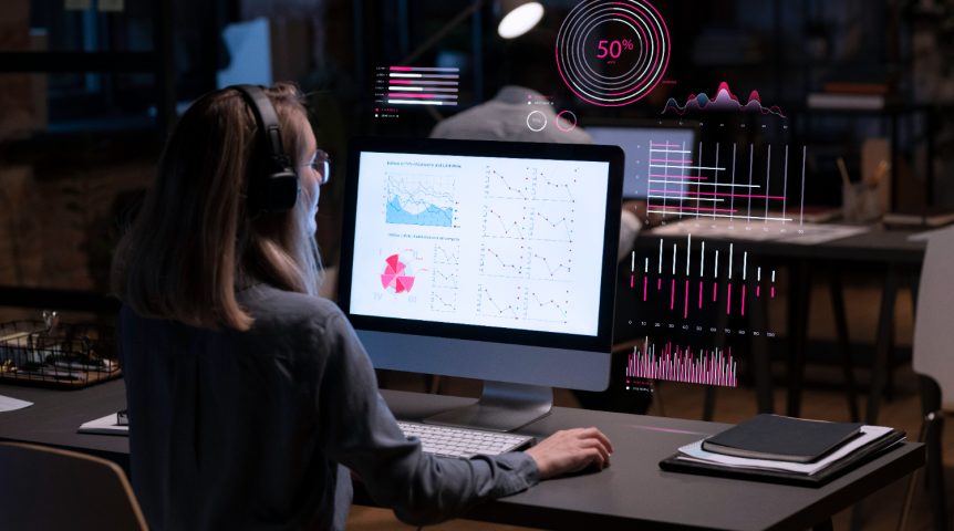 Imagem ilustrativa sobre automação comercial mostrando uma profissional de marketing implementando automações para seus clientes.