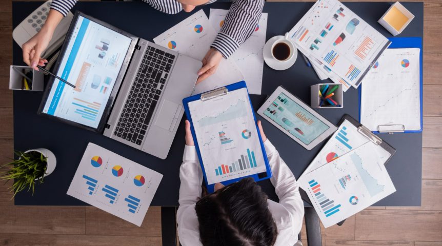 Imagem sobre Google Ads mostrando profissionais de marketing desenvolvendo uma campanha de anúncios no Google.