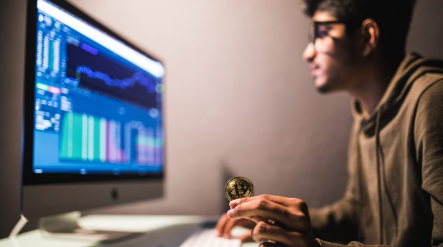 Imagem mostrando um growth hacker aplicando estratégias de growth hacking para gerar o crescimento rápido e sustentável na empresa de seu cliente.