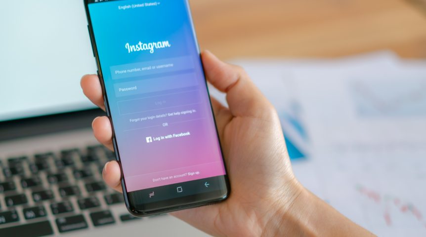 Imagem ilustrativa sobre como criar no Instagram mostrando um gestor de social media logando a conta de seu cliente no app.