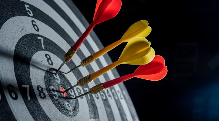 Imagem ilustrativa sobre a solução de criação de landing pages oferecida pela Alpinista digital mostrando vários dardos em um alvo, ilustrando captura de leads por essas páginas.