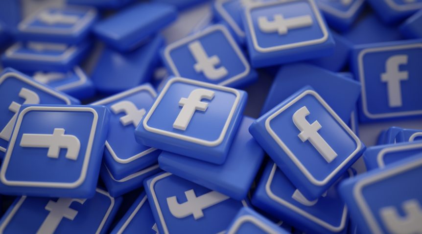 Imagem ilustrativa sobre o que é Facebook Ads mostrando vários ícones da rede social dispostos em uma mesa.