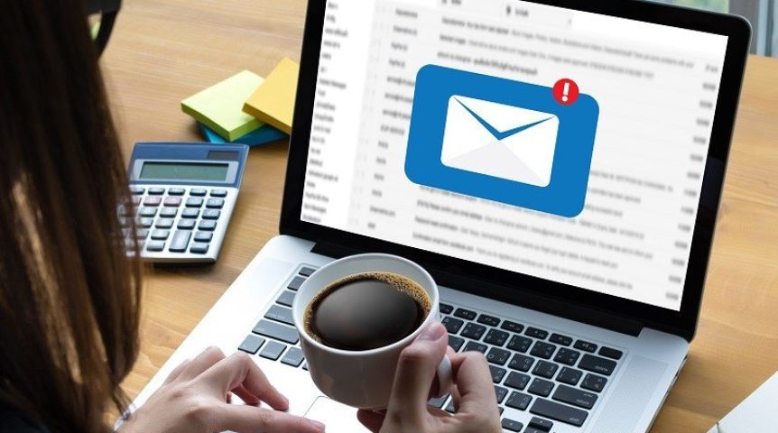 mulher trabalhando no computador, usando um programa de automação de vendas
