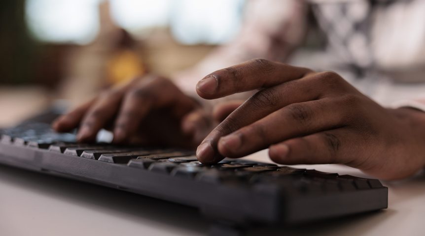 homem trabalhando com produção de conteúdo para sites usando um teclado