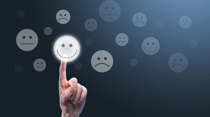 Imagem ilustrativa sobre NPS mostrando um cliente escolhendo seu nível de satisfação com uma solução oferecida.