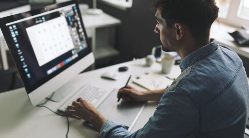 homem usando o computador, trabalhando em uma agência de marketing digital