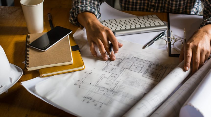 Arquiteto trabalhando em um projeto após investir em seu site de arquitetura.