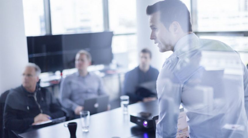 Empresários avaliando os indicadores de desempenho empresarial