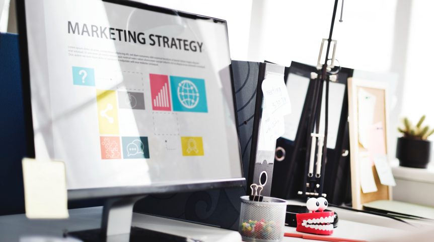 Computador exibindo na tela a estratégia para fazer marketing digital adotada por uma empresa.
