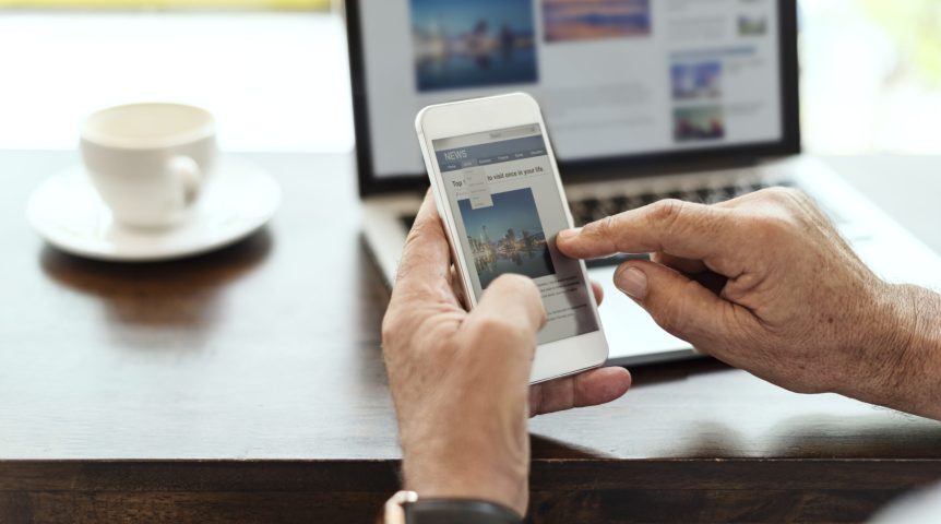 Profissional de criação de sites trabalhando em um site responsivo.
