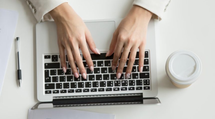 Mulher digitando no computador, trabalhando com estratégias de e-mail marketing