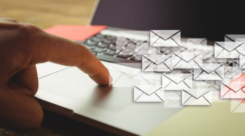 pessoa enviando mensagens, aplicando uma estratégia para aumentar as vendas através do e-mail