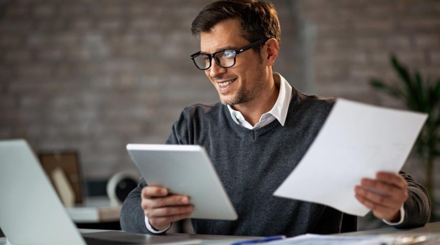 Contador satisfeito ao analisar os resultados de seu site de contabilidade.