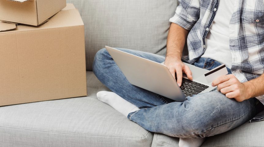 Empreendedor usando estratégias de otimização de conversão para aumentar suas vendas no e-commerce.