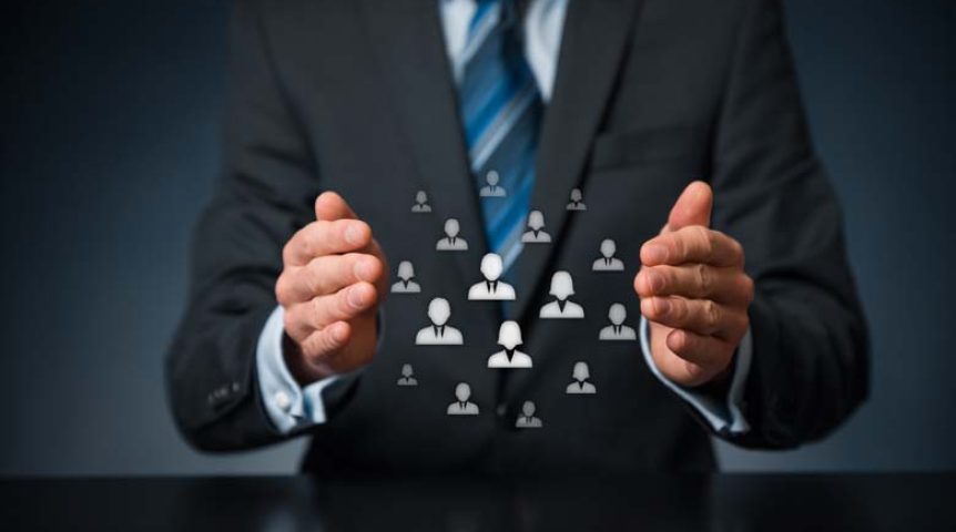 empresário com as mãos ao redor de ícones de pessoas, explicando o conceito de inbound sales