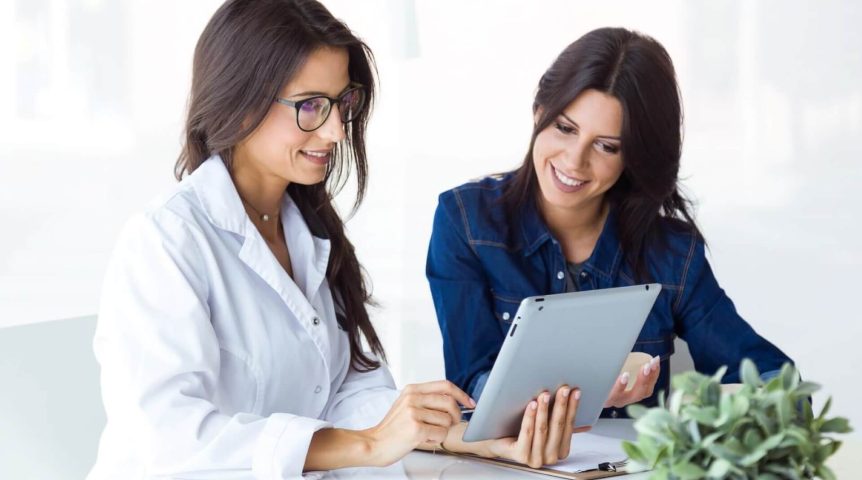 Profissionais da saúde falando sobre estratégias de marketing pessoal