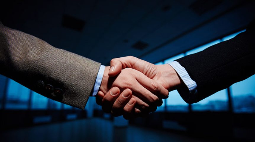 empresário e cliente dando as mãos, mostrando que conteúdo relevante é a melhor forma de atrair o público
