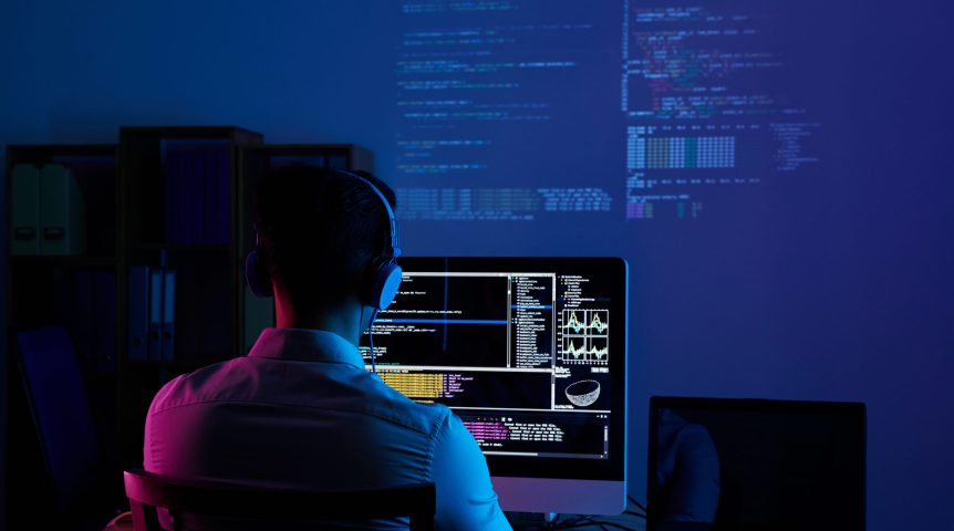 desenvolvedor de sites trabalhando no computador, imagem sobre "quanto custa um site"