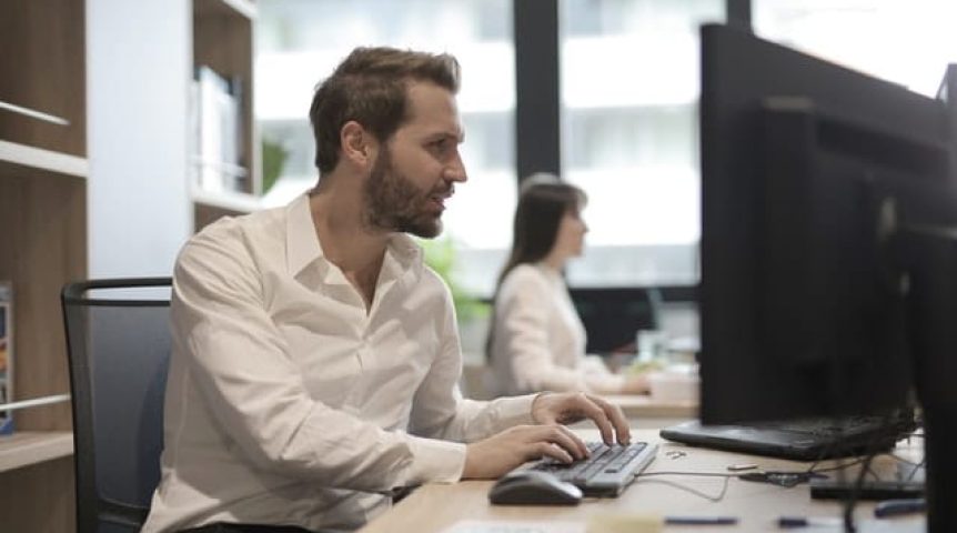 Web designer trabalhando em agência, apresentando razões para ter um site.