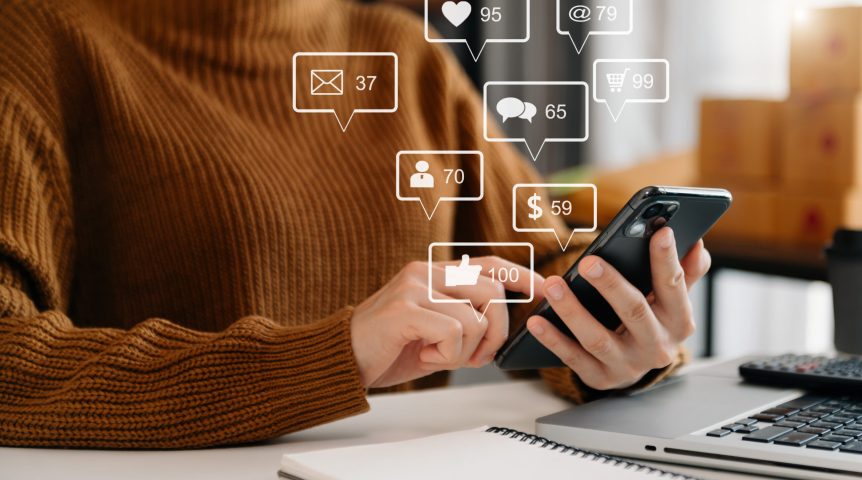 Profissional desenvolvendo uma estratégia de marketing digital para seu cliente.