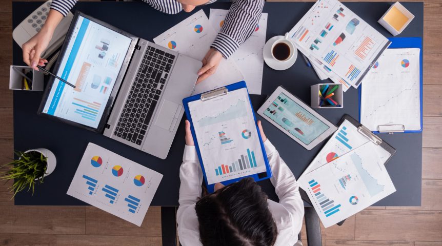 profissionais de marketing de conteúdo analisando dados e estatísticas de uma estratégia