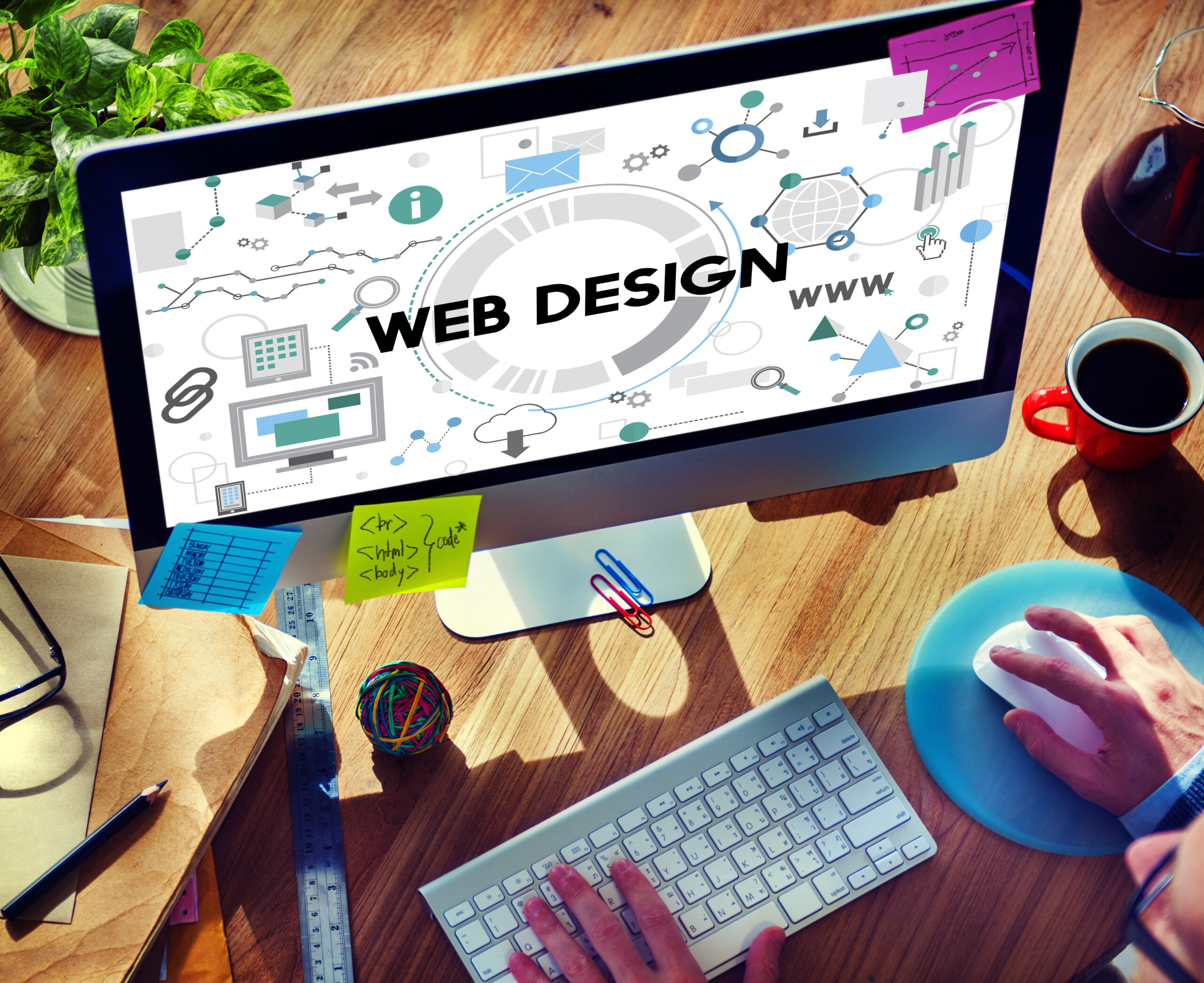 Web designer trabalhando na criação de sites profissionais