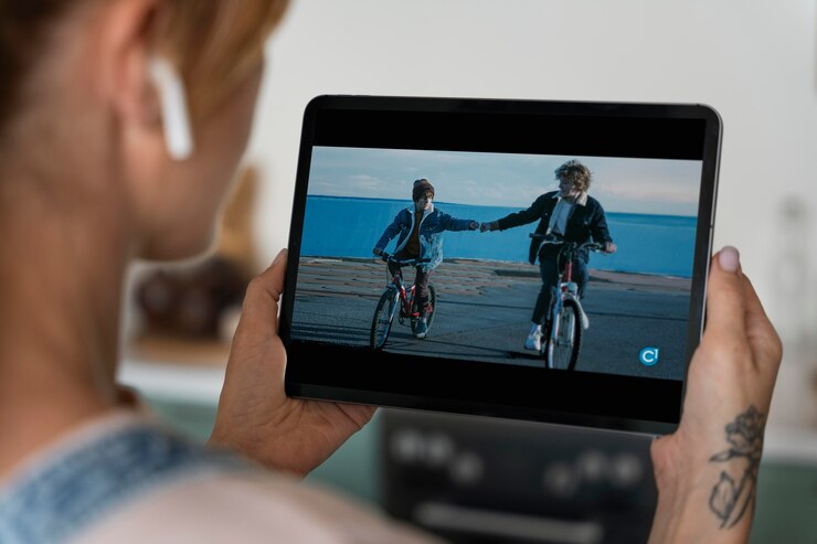 2.3 Campanhas de Meta Ads 1 woman watching movie streaming service 23 2149026155